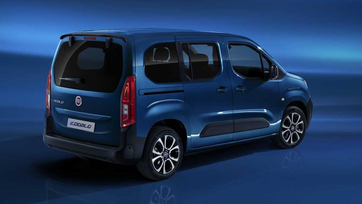 2024 model Fiat e-Doblo elektrikli aracın şehir içindeki görünümü.